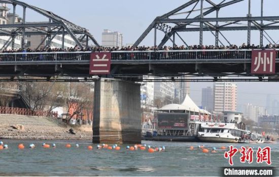 圖為活動(dòng)現(xiàn)場(chǎng)冬泳愛好者表演“漂游”。　楊艷敏 攝