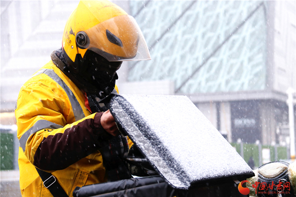 2020年第一場(chǎng)雪巧遇“小寒” 蘭州人請(qǐng)收下?。ńM圖）