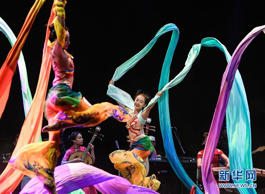 （國(guó)際）智利上萬人觀賞“歡樂春節(jié)”慶典晚會(huì)