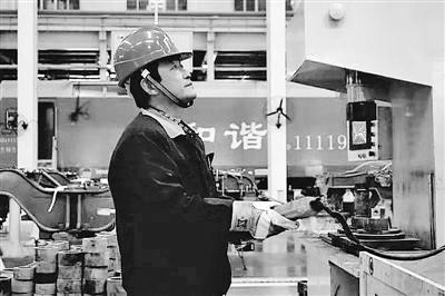 蘭州：寒夜黃河邊，他一把拉出落水大學(xué)生