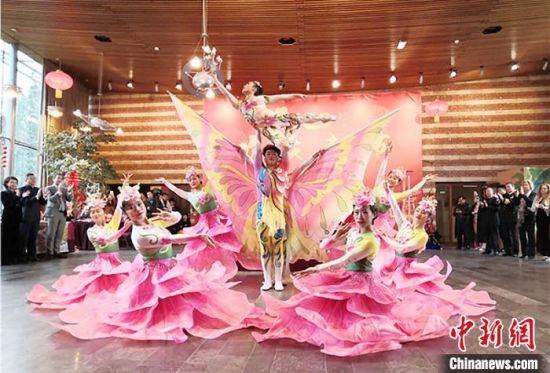 圖為雜技演員通過精湛的技藝贏得了滿堂喝彩?！「拭C省文化和旅游廳網站 攝