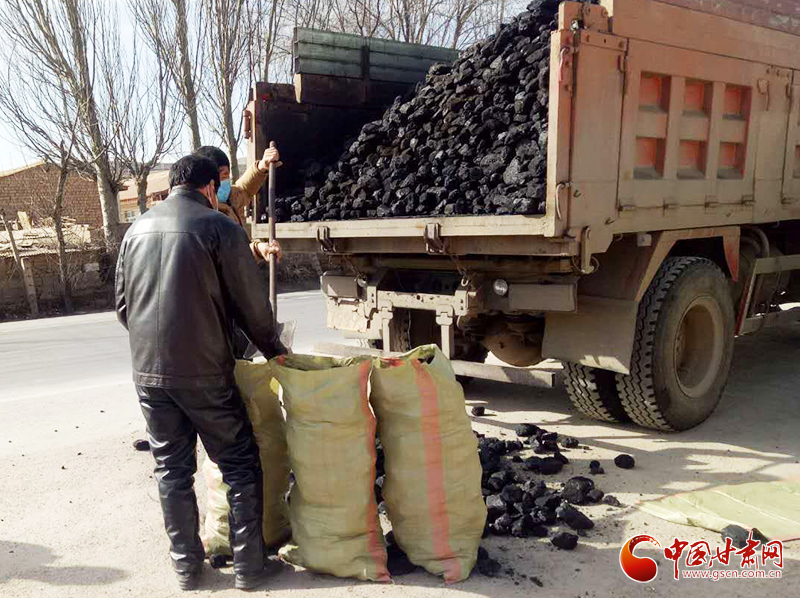 【甘肅全民戰(zhàn)“疫”】雪中送炭！會寧一企業(yè)為基層防控點(diǎn)捐贈10噸愛心煤（圖）