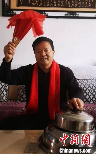 甘肅非遺民間文學(xué)“春官說詩(shī)”傳承人宅家上網(wǎng)“說鄉(xiāng)情”