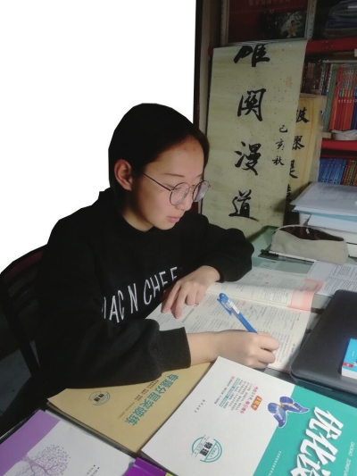 自覺自律上網(wǎng)課 師生共同嘗試學習新模式 高三學生“網(wǎng)上”積極備考