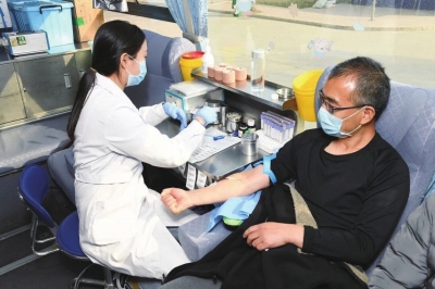 用熱血為生命護(hù)航 蘭州愛(ài)心人士獻(xiàn)血抗疫情