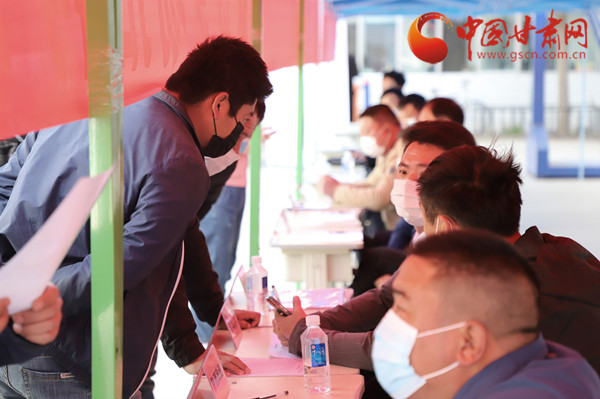 【甘肅省決戰(zhàn)決勝脫貧攻堅】扶貧又扶志！把“就業(yè)大禮包”送到貧困戶家門口（圖）