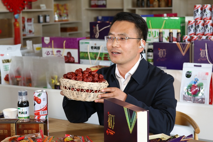 “縣長直播天團”唱響“甘貨春之聲”，售出近30種甘貨1萬余件 開進直播間的網(wǎng)絡扶貧博覽會，受百萬網(wǎng)友點贊 