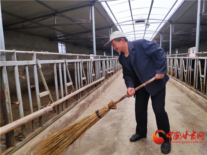 【甘肅省決戰(zhàn)決勝脫貧攻堅(jiān)】脫貧戶李明堂：脫貧也光榮 幸?？侩p手