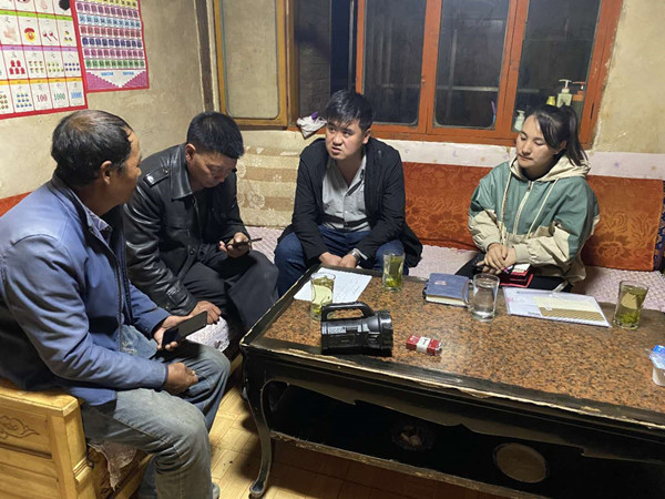 圖為木耳鎮(zhèn)紀檢干事盧建民（左三）連夜在多壩村多壩組奚連德家中了解受災情況，排查安全隱患，并宣傳發(fā)生次生災害的相關知識。_副本.jpg