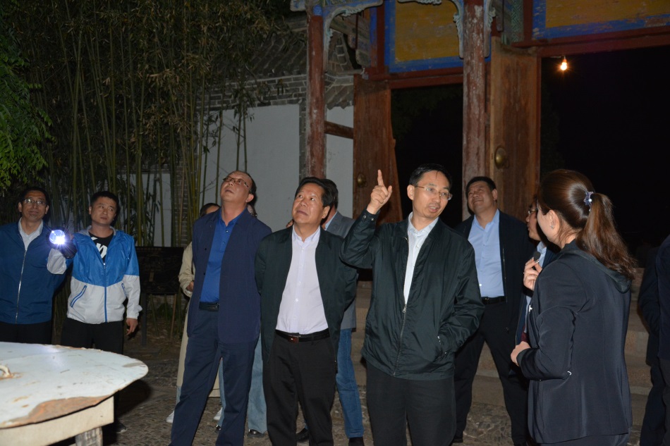 全省文旅產業(yè)項目建設推介會參會代表觀摩天水南郭寺大景區(qū)項目