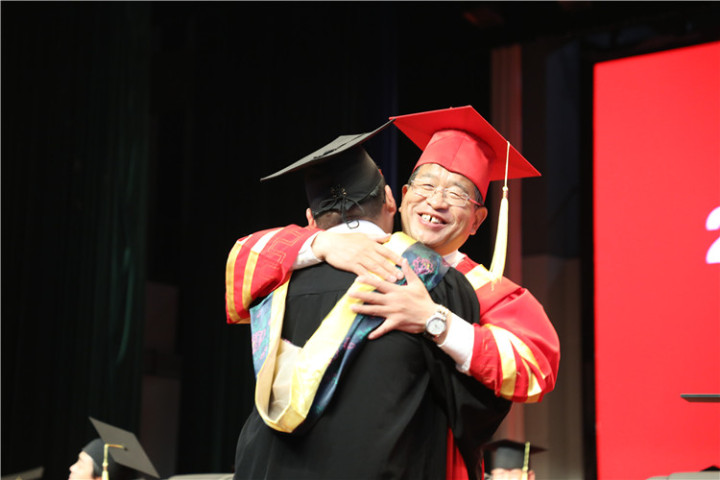 17分鐘14次掌聲！隴東學(xué)院院長(zhǎng)辛剛國(guó)這樣深情寄語(yǔ)畢業(yè)生