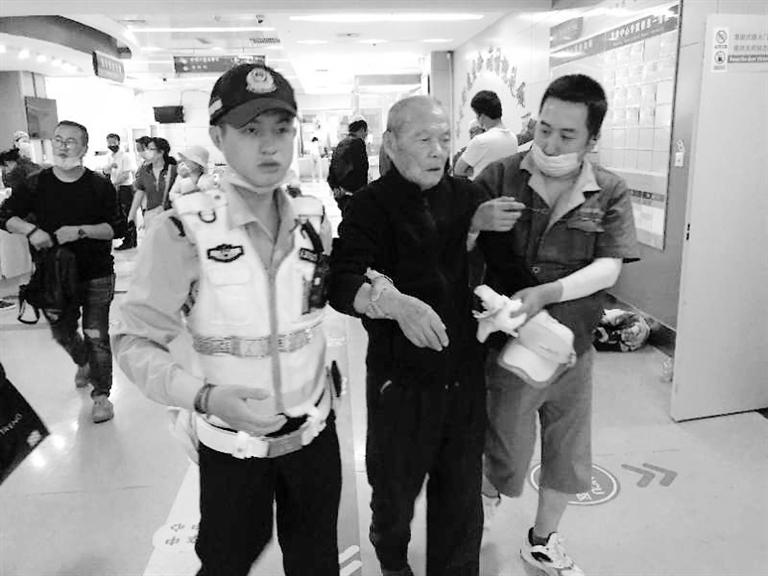 蘭州街頭最美的一次逆行！耄耋老人摔倒街頭 交警的哥合力救助3分鐘