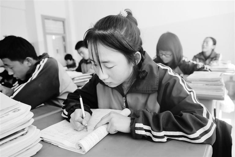 慶陽環(huán)縣這名小姑娘，柔弱肩膀撐起一個(gè)大家庭