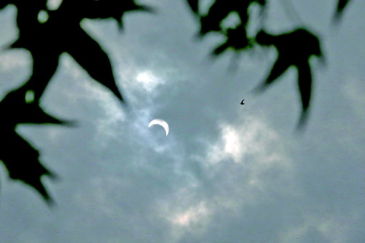 平涼：南山上演“日環(huán)食”