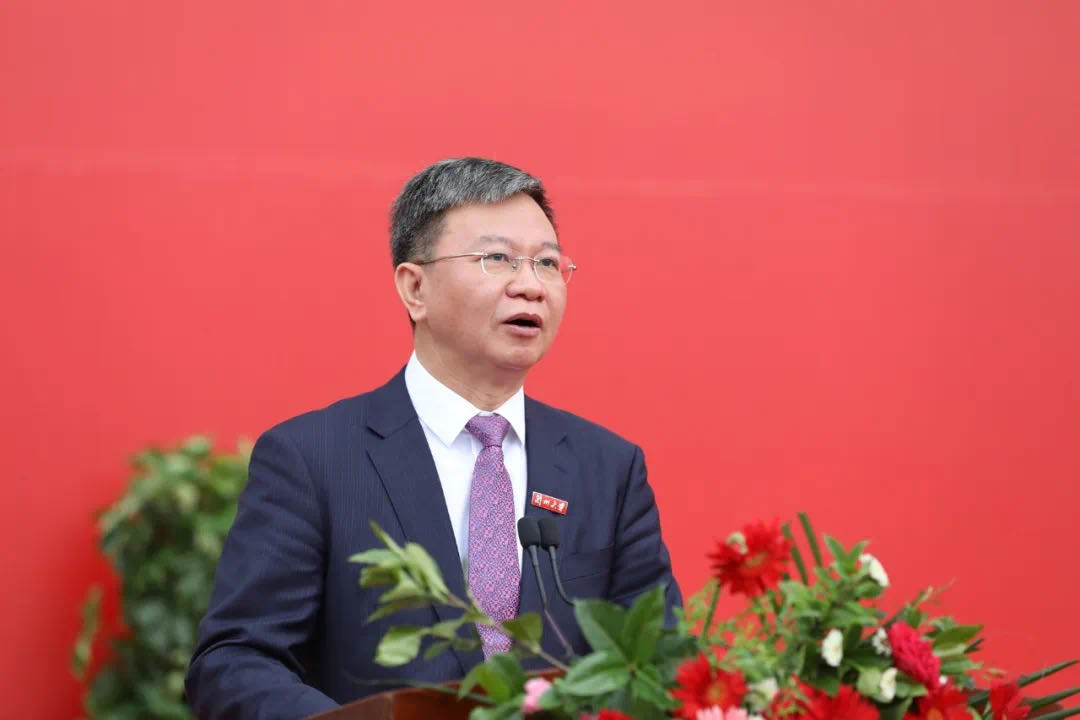 蘭州大學(xué)校長嚴(yán)純?nèi)A寄語2020屆本科畢業(yè)生：做敢擔(dān)當(dāng)、能擔(dān)當(dāng)、有擔(dān)當(dāng)?shù)娜?>
        </a><em>蘭州大學(xué)校長嚴(yán)純?nèi)A寄語2020屆本科畢業(yè)生：做敢擔(dān)當(dāng)、能擔(dān)當(dāng)、有擔(dān)當(dāng)?shù)娜?/em></li>
    <li><a  target=