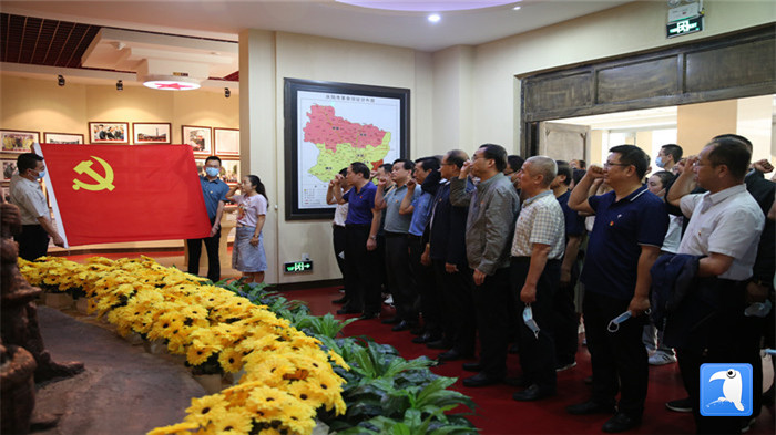 6月30日上午，慶陽市紀委監(jiān)委機關(guān)黨委組織全體黨員干部赴市博物館開展“迎七一·紀念建黨99周年”主題黨日活動。拍攝：葛歡_副本.jpg