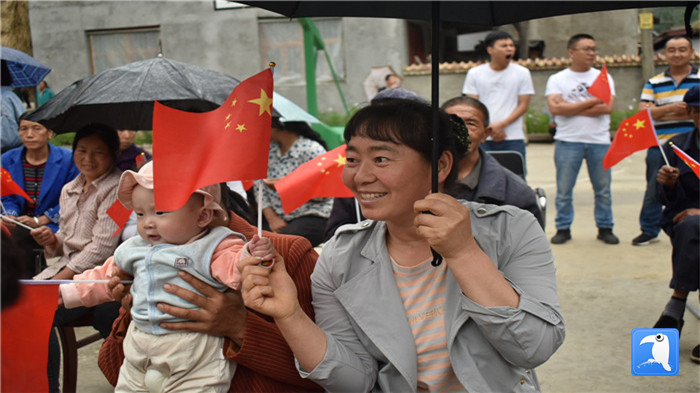 隴南市紀委監(jiān)委黨員干部與宕昌縣官亭鎮(zhèn)杜家村群眾一起慶祝黨的生日。_副本.jpg