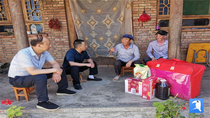 在建黨99周年來臨之際，隴南市禮縣紀委監(jiān)委在中壩鎮(zhèn)、三峪鄉(xiāng)開展“七一”慰問老黨員、困難黨員活動，為他們送去組織的關(guān)懷和節(jié)日的問候。_副本.jpg