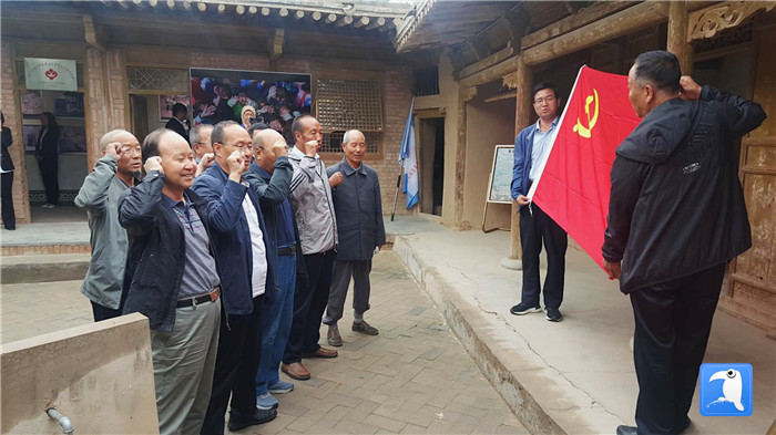 7月1日，臨夏州紀委監(jiān)委機關(guān)黨總支組織退休黨支部部分黨員前往東鄉(xiāng)縣布楞溝村史館，開展主題黨日活動。_副本.jpg