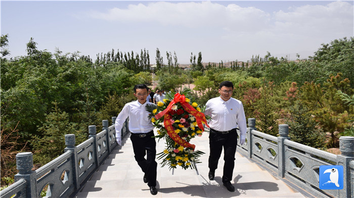 七一”前夕，白銀市紀委監(jiān)委機關(guān)黨委組織黨員來到紅軍西路軍景泰烈士陵園開展主題黨日活動。 朱鵬拍攝_副本.jpg