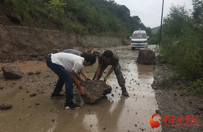 康縣長(zhǎng)壩鎮(zhèn)：鏟車、120合力“逆行”救援群眾  