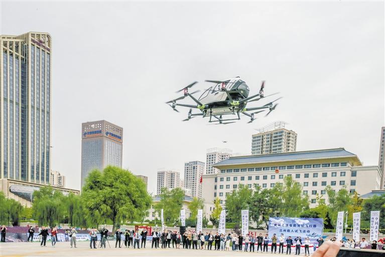 超酷、超刺激！智能駕駛飛行器在蘭載人試飛