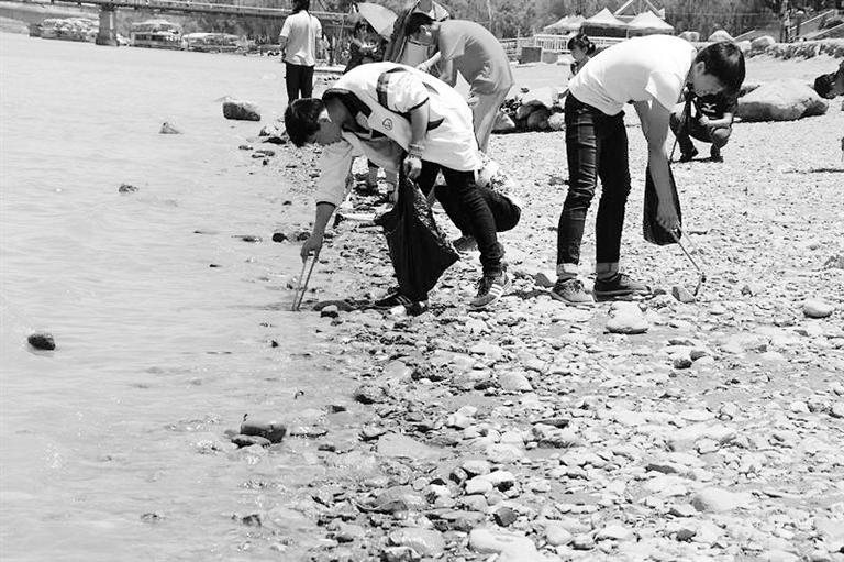 保護(hù)母親河，我們一直在路上……