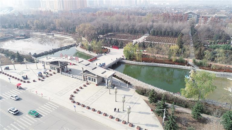 　初冬時(shí)節(jié)，臨夏市東郊公園里,楓樹、松柏、云杉等樹木色彩斑斕