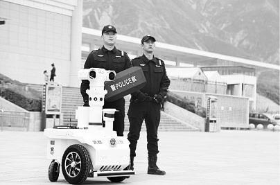 新奇！5G巡邏機(jī)器人亮相隴南武都街頭