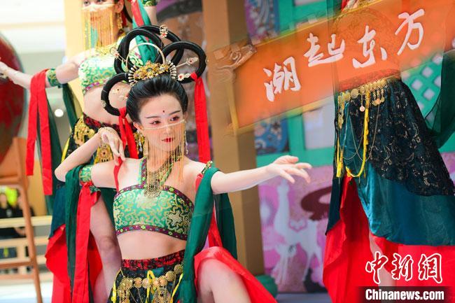 圖為今年9月5日，在重慶亮相的敦煌博物館“潮起東方”主題活動現(xiàn)場。敦煌博物館供圖