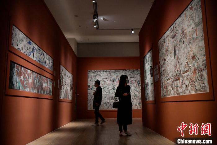 圖為觀(guān)眾在參觀(guān)展覽 駱云飛 攝