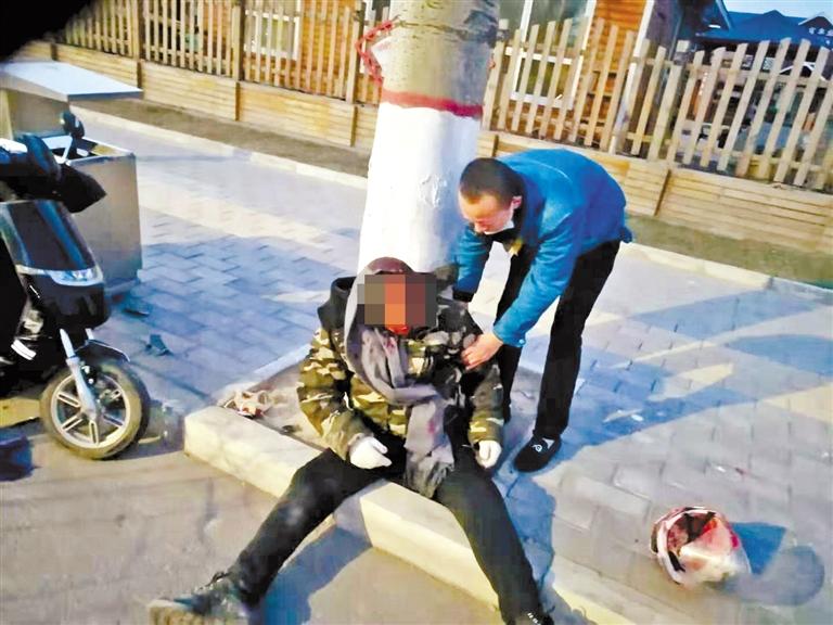 蘭州：騎摩托車男子清晨撞傷 熱心“的哥”全力救助！