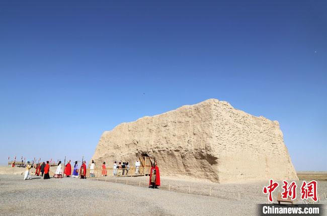 數(shù)十位身著古裝的女性通過體驗(yàn)賞漢舞、習(xí)漢禮、吟誦詩詞等中華傳統(tǒng)文化，再現(xiàn)古絲綢之路的繁華盛景?！⊥踺?攝