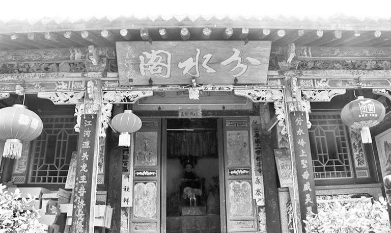 秦嶺鎮(zhèn)分水閣，一屋檐水分江河 這里可看水系奇觀，可賞連翹花海