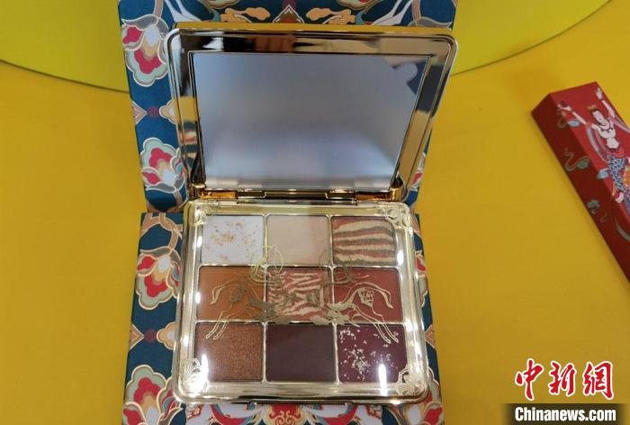 圖為取材壁畫(huà)色彩的敦煌美妝。　丁思 攝