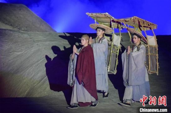 圖為演出現(xiàn)場(chǎng)，該劇獨(dú)創(chuàng)360度旋轉(zhuǎn)并前后移動(dòng)觀眾席，顛覆傳統(tǒng)劇場(chǎng)舞臺(tái)表演模式。　王斌銀 攝