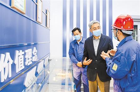 尹弘在嘉峪關調研時強調 推動傳統(tǒng)產業(yè)智能化高端化綠色化轉型升級 努力在實現高質量轉型發(fā)展上邁出更大步伐