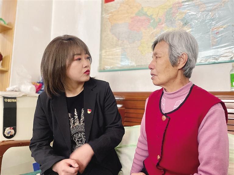 敦煌路街道任家莊街東社區(qū)黨委書(shū)記、居委會(huì)主任譚莉：我們必須成為老百姓?qǐng)?jiān)強(qiáng)的后盾