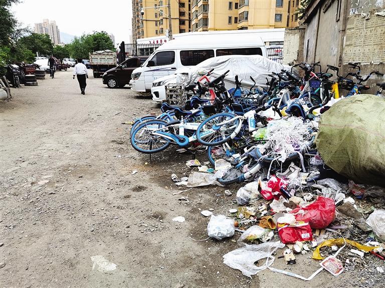 百米土路臟亂差，誰(shuí)來(lái)管？經(jīng)記者協(xié)調(diào)，社區(qū)組織志愿者進(jìn)行了清理