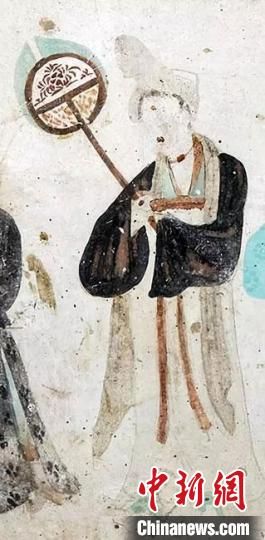 “一把小扇在手，笑對仲夏酷暑?！眻D為莫高窟第468窟《執(zhí)團(tuán)扇女供養(yǎng)人》(中唐)?！《鼗脱芯吭汗﹫D