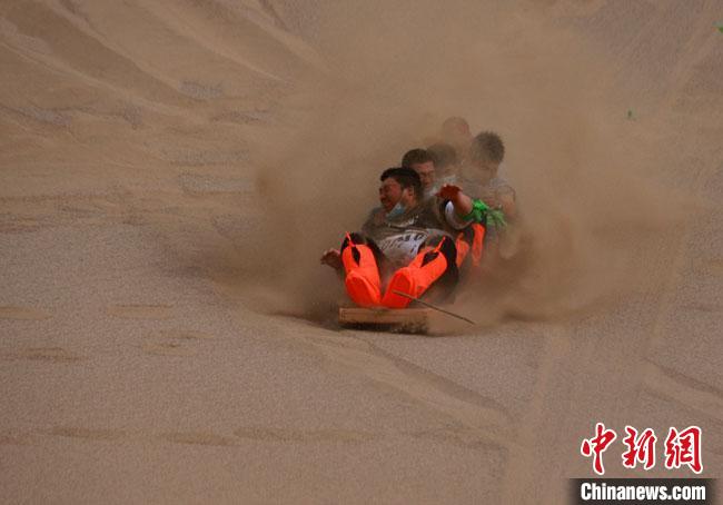6月13日，敦煌鳴沙山月牙泉景區(qū)舉辦滑沙比賽?！●T豆 攝