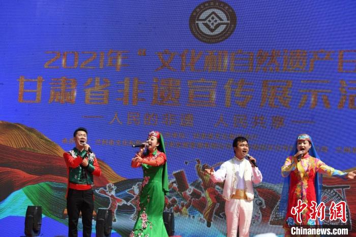 圖為甘肅臨夏回族自治州非遺傳承人演唱花兒?！钇G敏 攝