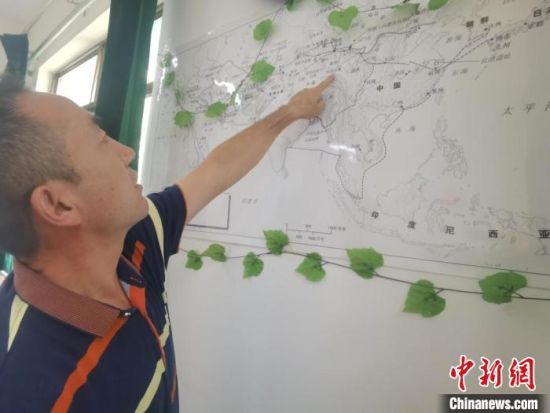 圖為甘肅省社會(huì)科學(xué)院絲綢之路研究所所長(zhǎng)侯宗輝指出《絲綢之路古文明》課題組考察線路。　閆姣 攝