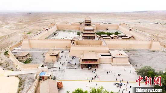 圖為7月中旬，世界文化遺產(chǎn)——嘉峪關(guān)，它是中國明代萬里長城的西端起點(diǎn)?！「哒埂z