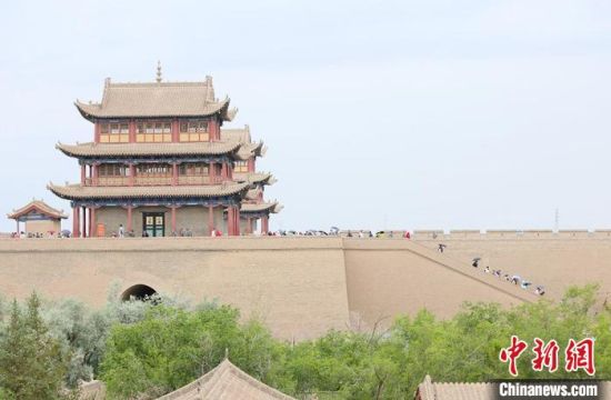 歷經(jīng)數(shù)十載保護(hù)修繕的古老關(guān)城得以延年益壽，成為了海內(nèi)外游客“絲路游”的必經(jīng)打卡地?！「哒?攝