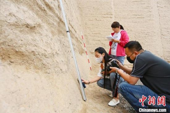 科技保護(hù)讓長城價(jià)值的真實(shí)性和完整性得到有效延續(xù)和傳承。圖為文物工作者正在測量關(guān)城的相關(guān)數(shù)據(jù)?！「哒?攝