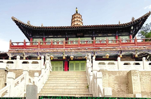 白塔寺閉門謝客，何時開放？管理處：白塔基礎出現病害圍擋施工，預計年底前完工