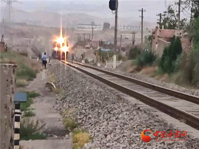 驚險！火車來臨小男孩鐵路上玩耍 蘭鐵民警飛奔將其救下