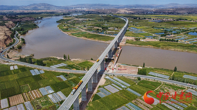 【隴拍客】直擊現(xiàn)場！看中蘭鐵路首條接觸網(wǎng)導線如何架設