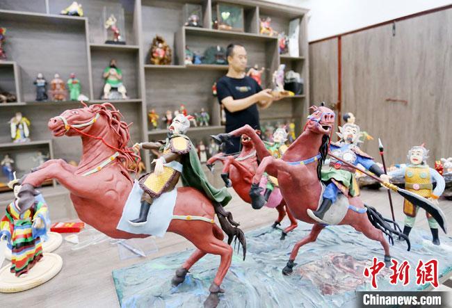 安秋平是成州面塑第五代傳承人，也是當(dāng)?shù)匚ㄒ粓?jiān)守面塑制作的人?！「哒?攝